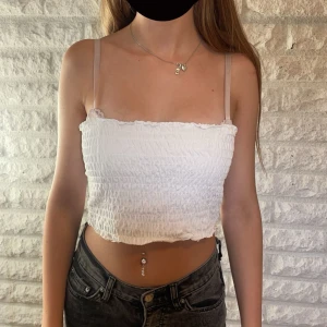 Vit tubtopp ❤️ - Hej!, jag säljer en vit ribbad tubtopp. Den är i storlek m, den kommer från new yorker. Jag vill ha 20 hälsat men kan dra ner till 15. Kontakt mig om du e intresserad.❤️