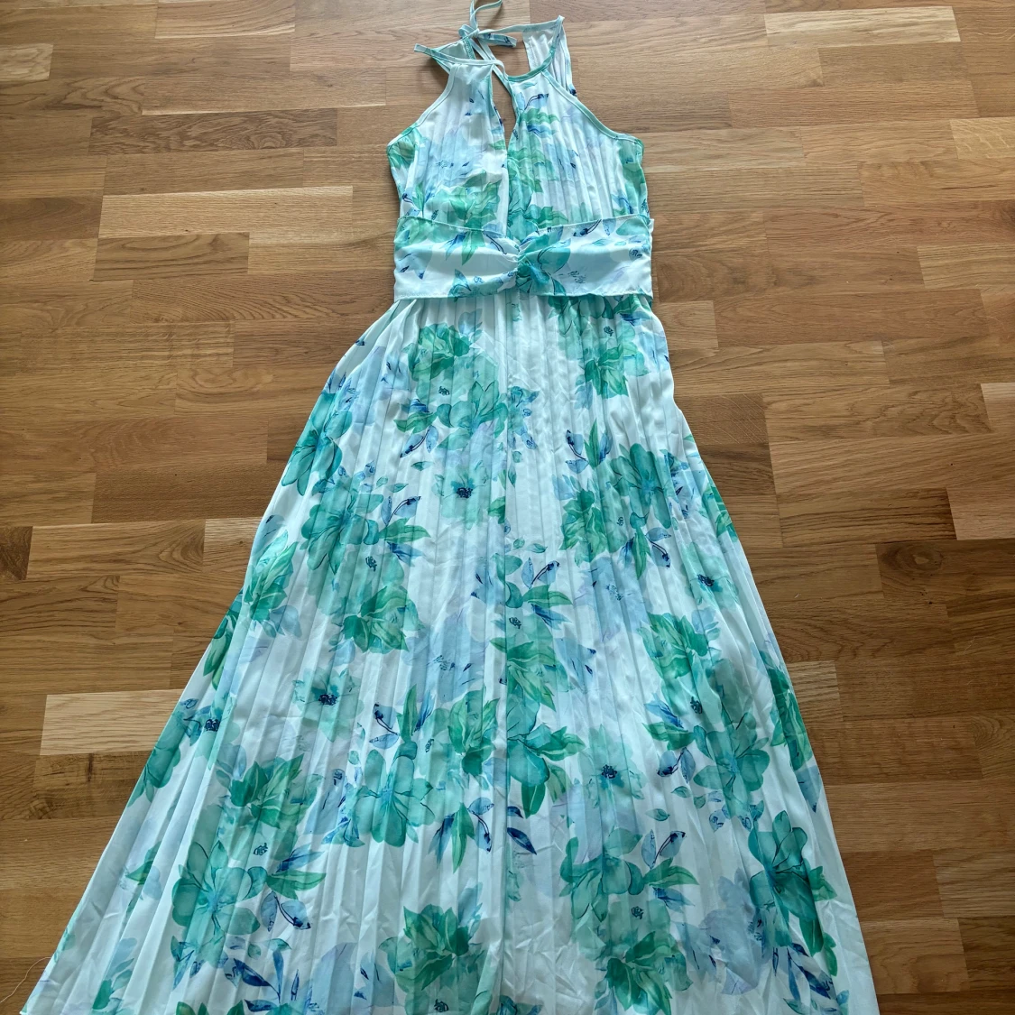 Vacker blommig klänning halterneck 