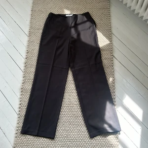 Grå kostymbyxa  - Grå kostymbyxa från Nakd, använda 1 gång, storlek 38