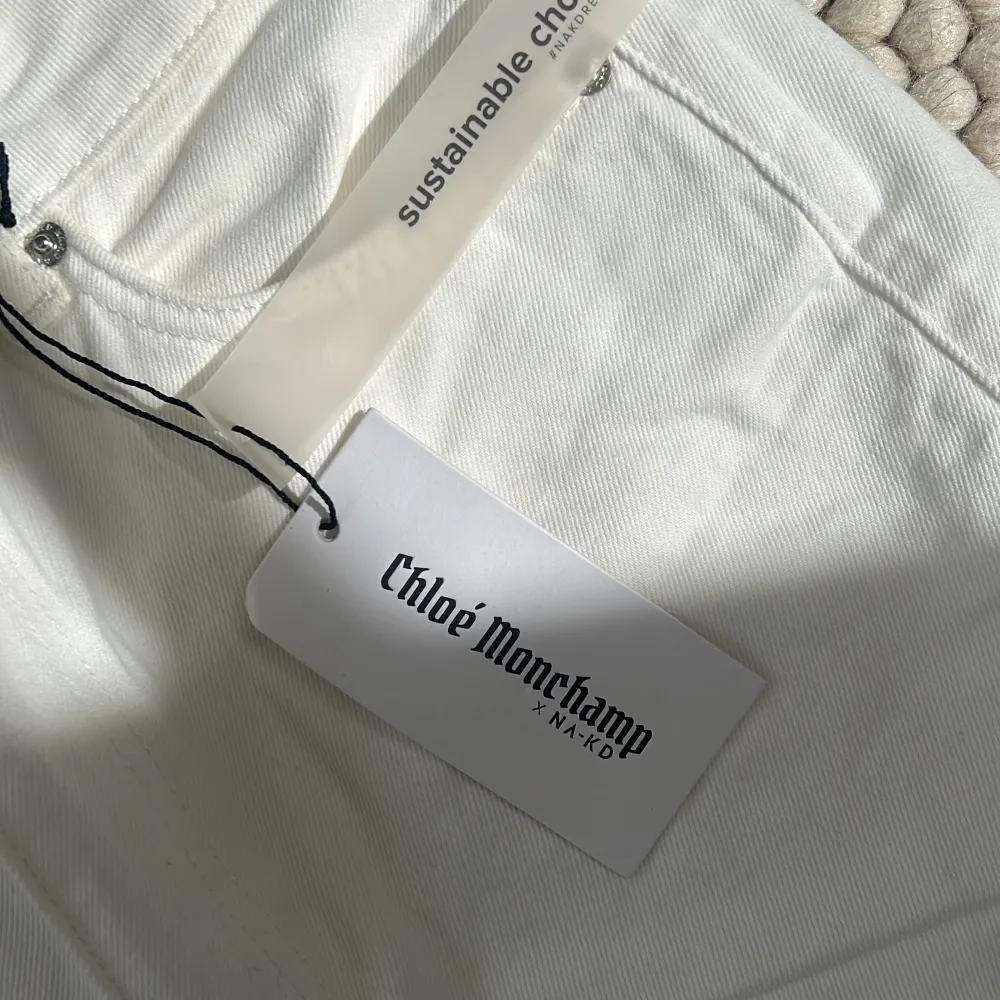 ”Highwaist Wide Leg Denim” från Na-Kd. Jättefina byxor i storlek 36, aldrig använda med prislappen kvar. Färgen heter ePARK White. Jeans & Byxor.