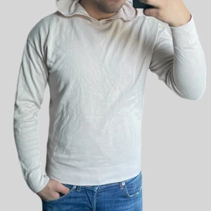 Massimodutti hoodi  - Tunn Massimodutti hoodie perfekt för en svalare kväll eftermiddag. Vid frågor och funderingar skriv gärna!  Liten glipa av tyg vi halsen som gått i sär. 