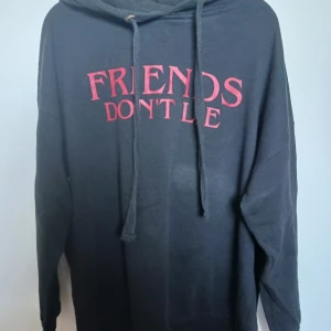 Hoodie - Svart oversized hoodie med rött tryck fram och baktill.   Köparen står för frakt 💕