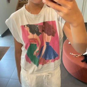 Zara T-shirt - Slutsåld cool Zara t-shirt, knappt använd!!😍