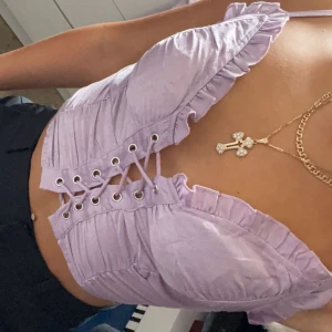 Lila topp - Lila snörtopp som aldrig kommit till användning 