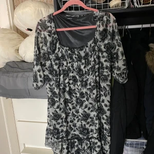 Klänning - Ok skick vad jag ser priset är absolut diskuterbart och har du funderingar så tvecka inte på att höra av dig🥰