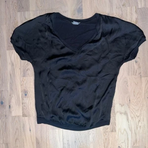 Svart v-ringad blus - Svart v-ringad blus från Lindex i storlek XS. Använd någon enstaka gång. 