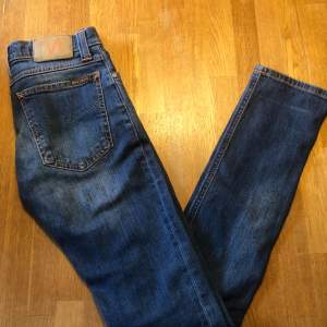 Säljer dessa Nudie jeans storlek 25/32.    Säljer de för jag har växt ur de. Jeansen har inga defekter och är i nyskick.