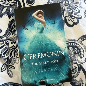 The Selection boken!! 💘 - Den första boken i ”The Selection” serien av Kiera Cass. Format: Pocket. Språk: Svenska. Boken är endast läst en gång, alltså är den i ett riktigt bra skick. Pris kan diskuteras 🥰