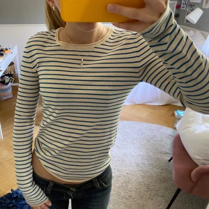 Randig tröja  - Superfin blå och vitrandig tröja från zara. Fint skick och endast använd ett fåtal gånger. Inga defekter!💗