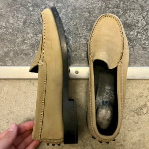 beiga skor  - storlek 37-38. snygga med kostymbyxor! 