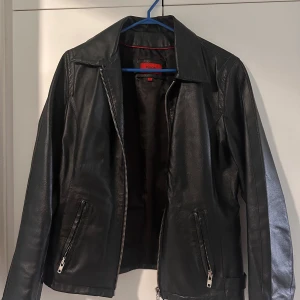Läderjacka  - En jacka i äkta läder. Den sitter lite oversized men inte för mycket. Pris kan diskuteras. Kontakta mig gärna vid frågor eller om du vill ha fler bilder :)