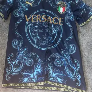 Versace fotbollströja X Italy Blue jersey, Topp skick, storlek S, finns inga skador eller liknande på den. Köpt på ”fotballvintagetees” men går knappast att få tag i längre!