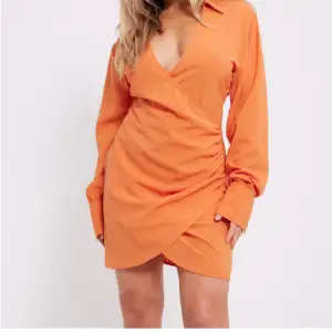 Orange klänning från Nelly i storlek small helt ny med prislapp på 😇❤️  Kan även mötas upp i Stockholm! 