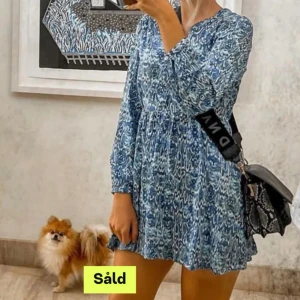 Zara klänning - Köpte denna fina klänningen nyligen men passade tyvärr inte mig.💕 Zara klänning. Väldigt bra skick.(inte mina bilder)