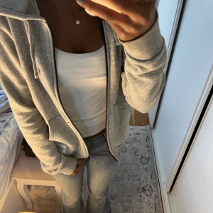 Grå hoodie med kedja  - Säljer denna grå hoodie än med kedja i storlek M men passar bra för S också 