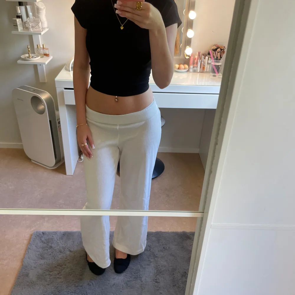 Vita byxor från Gina som inte säljs längre. Hör av er vid funderingar.💞. Jeans & Byxor.