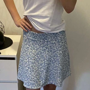 Blommig kjol - Finns ej längre på hemsidan, använd  1-2 gånger, skriv för mer fakta/bilder