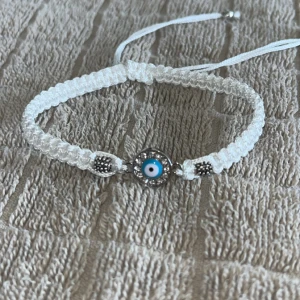 Vitt onda ögat armband 🧿🤍 - Jätte fint armband! Passar perfekt för både vinter och sommar! Aldrig använt då ja köpte för många Justerbara storlekar så passar alla 🤍