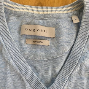 Bugatti Tröja  - Hej! Säljer en jätte fin ljusblå Bugatti tröja i storlek M. Knappt använd så väldigt fräsh.