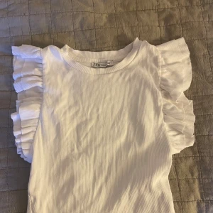 Zara topp - Vit topp från zara med volanger i ärmarna🫶🏼