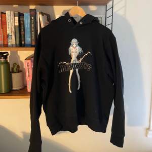 Hoodie från märket Misbehave. Bra skick, inga defekter, 8/10 Lite croppad fit, passar mig som är 180 cm.  Nypris ca 2500kr 