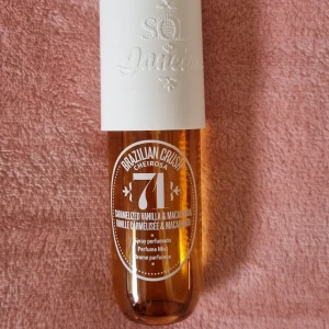 Sol de Janeiro 71 parfym - Säljer denna parfym då jag inte är så förtjust i doften. Har använt den 2 gånger, 1-2 sprayar, så nästan all mängd finns kvar!  Hör av er vid frågor eller intresse!🌴🧡
