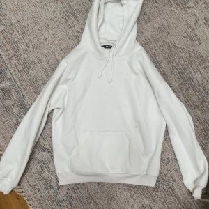 Vit hoodie  - vit mysig hoodie från bikbok. Använd ett fåtal gånger men är i bra skick. Säljer då den ej kommer till användning längre. Köparen står för frakten 🫶🏼🫶🏼