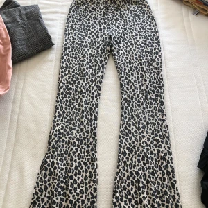 Leopardbyxor - Snygga trendiga leopardbyxor i en flaremodell💕köpt för flera år sedan på lindex barnavdelning men passar mig som är XS
