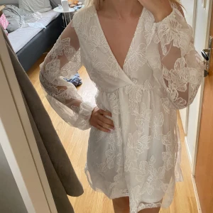 Vit klänning  - Vit klänning från ginatricot, använd en gång och är som ny!