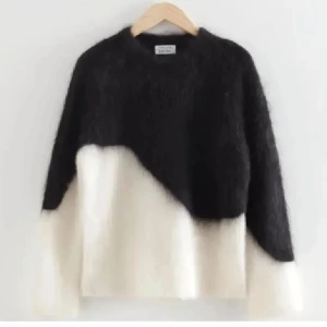 & Other Stories Tröja - Säljer denna trendiga stickade tröjan från other stories i storlek S. Nypris 1300kr 💞💞