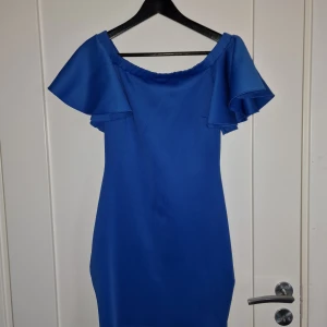 Mörkblå Klänning - Säljer min mammas mörkblåa klänning som inte använts mer än 1-2 gånger. Den är I storlek 40 och från Flounce London. Släpper den för 229:-