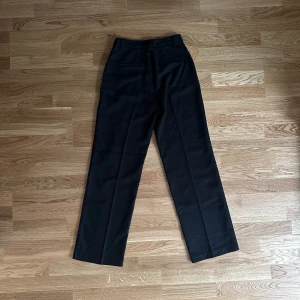 Kostymbyxor - Svarta kostymbyxor i räfflat material. Använda fåtal gånger.