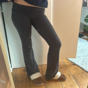 Yoga pants🍾💕 - Säljer dessa jätte snygga yoga byxorna💕💕🥂säljer för de e lite för stora och långa på mig(jag är 155cm-156cm💕)orginalt köpta på ginatricots vuxen avdelning💕💕🥂