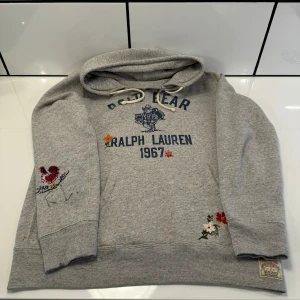Ralph Lauren Hoodie - Ralph Lauren Hoodie, säljer nu denna unika hoodie. Riktigt snygg med brodyr fram, bak och armar. Inga tecken på användning, 1199kr! Hör av er vid minsta fundering! 😄