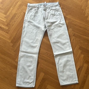 Ljusblå jeans från Weekday - Ett par ljusblå jeans från Weekday i storlek 34/34. Byxorna har en relaxed straight passform och är tillverkade i bomull. De har en klassisk femficksdesign och är i bra skick.