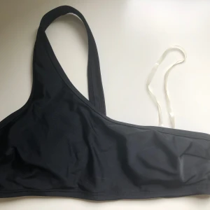 One shoulder bikinitopp  - Svart bikinitopp med ilägg. 