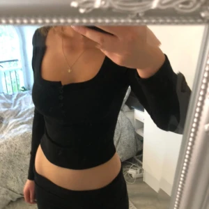 Svart långärmad tröja - Svart långärmad tröja, vet tyvärr inte vart den är köpt dö det inte finns någon lapp💞