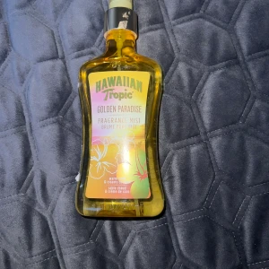 Hawaiian tropic body mist!! - Hawaiian tropic bodymist. Luktar ”Warm sand & creamy coconut” 🌴 🥥🌞🌺