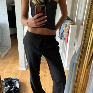 Kostymbyxor  - Kostymbyxor som är midrise. Säljer då de är för stora för mig. Skulle säga att det passar en m för en lower Waist🖤