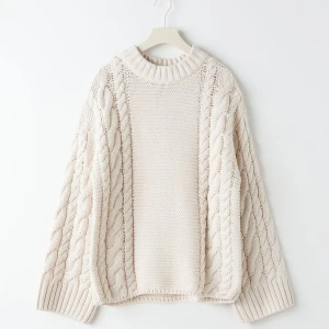 Kabelstickad tröja i storlek XS - Använd ett fåtal gånger och således i mycket gott skick.