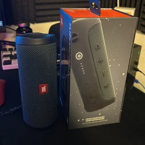 Högtalare  - En JBL högtalare i 10/10 skick, oklart vilken model köpt för 900kr (pris kan diskuteras)