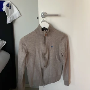 Morris 100% merino wool zip tröja - Jättefin Morris tröja, andvänd några gånger, nypris 2000 säljer för 650, kan gå ner i pris👍 perfekt till sommarn. Formen på tröjan på bilderna är lite bredare pga galjen.