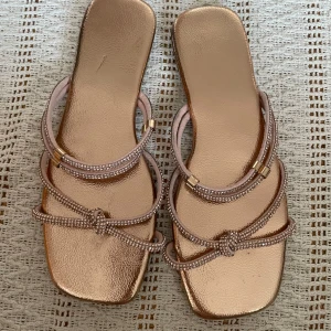 Sandaler tofflor med glittrande stenar bedazzled - Aldrig använda   Storlek 36 passar även 37