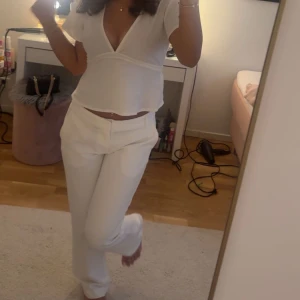 Vita kostymbyxor  - Ett par jätte fina kostymbyxor som inte kommer till användning tyvärr. Och de är i väldigt bra skick och knappt använda. 