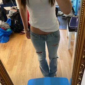 Lågmidjade Levis bootcut jeans - Säljer mina superfina lågmidjade bootcut jeans från Levis☺️ Dem är väldigt bra skick förutom liite slitningar nere vid fötterna som visas på 4 bilden, men det syns knappt. Midjemåttet är ca 76cm runt och längden är perfekt på mig som är 162cm❤️