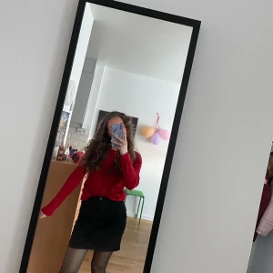 Röd stickad tröja❤️ - Säljer min röda stickade tröja köpt på kapphal❤️perfekt att ha den som den är eller styla med en skjorta under🤩