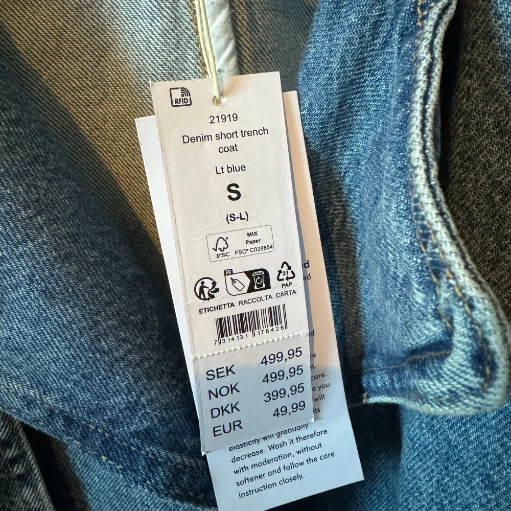 Jeans kappa från Ginatricot, strl S. Slutsåld online, köptes för cirka en månad sedan och är helt ny.🥰. Jackor.