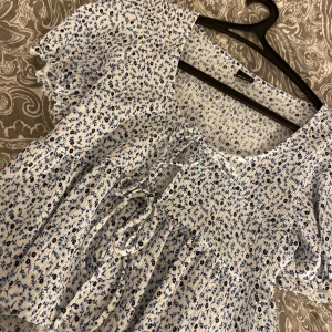 Blommig topp - En jätte söt blommig topp från gina tricot, köppt för 279kr och aldrig blivit använd❤️