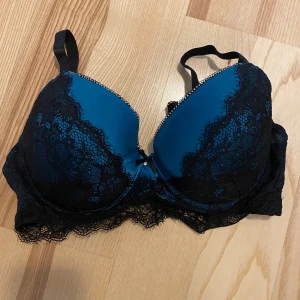 BH 80D - Köpt här, men passade inte mig. Jag som mest använt mig av hm’s bh:ar i samma storlek upplevde att dessa kupor var större.  Kolla gärna in mina andra annonser för samfrakt !