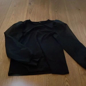 Finish skön blus  - Svart skön tröja med fina detaljer på ärmarna